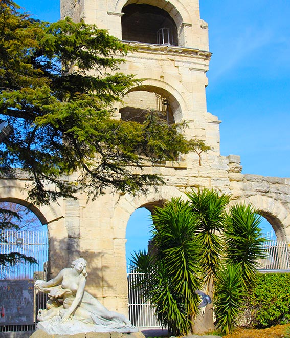Vue un monument ancien avec une statue au sol